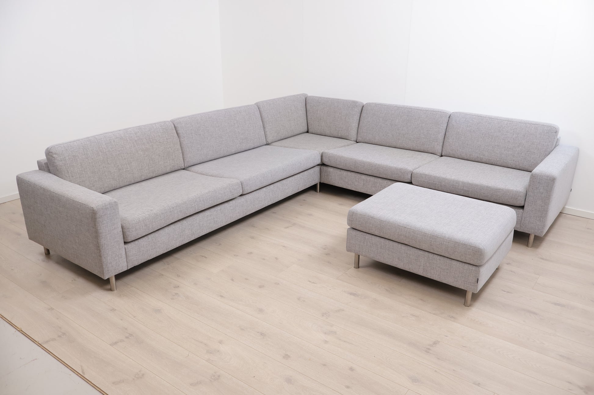 Nyrenset | Grå Bolia Scandinavia hjørnesofa med puff