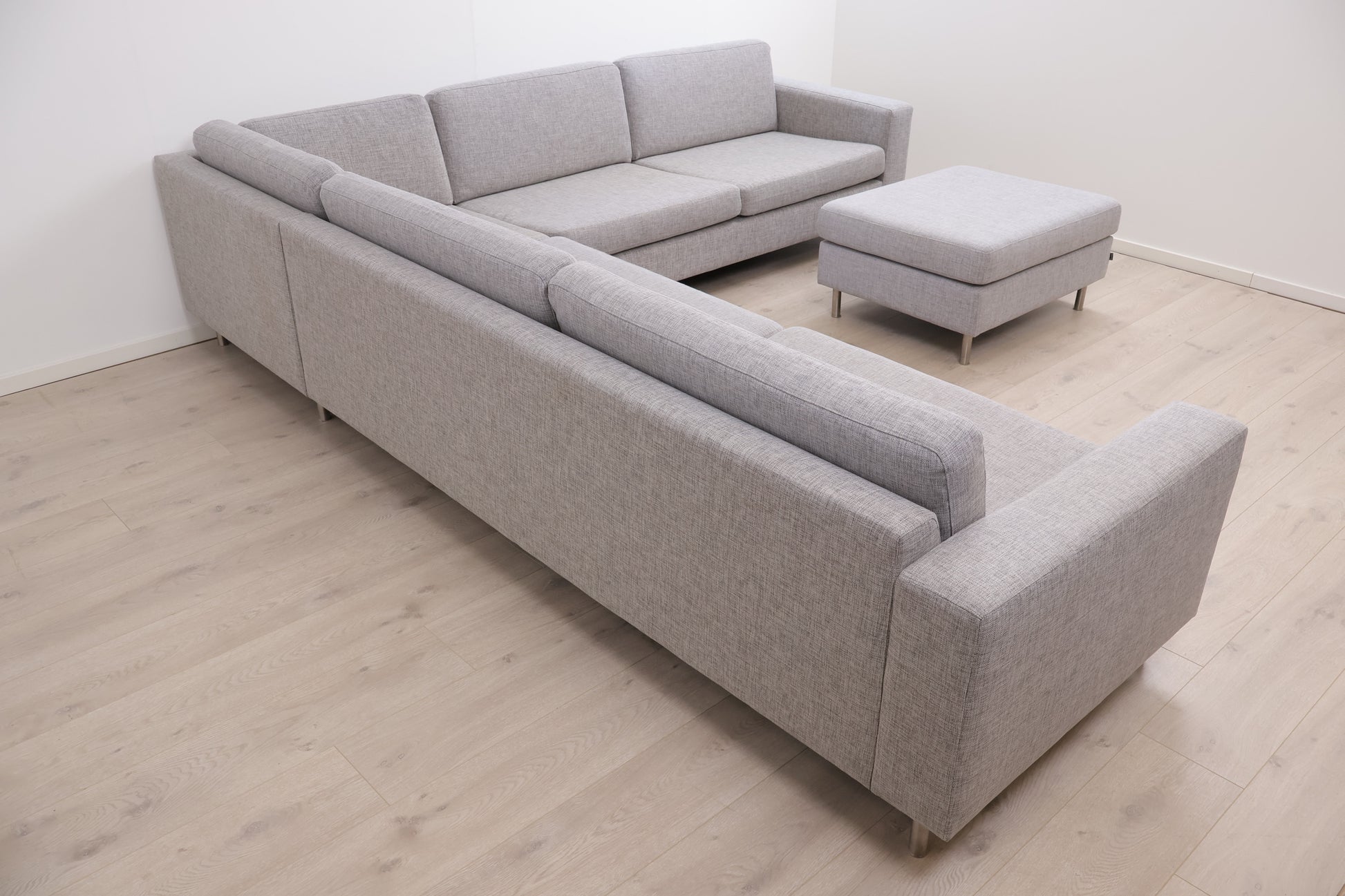 Nyrenset | Grå Bolia Scandinavia hjørnesofa med puff