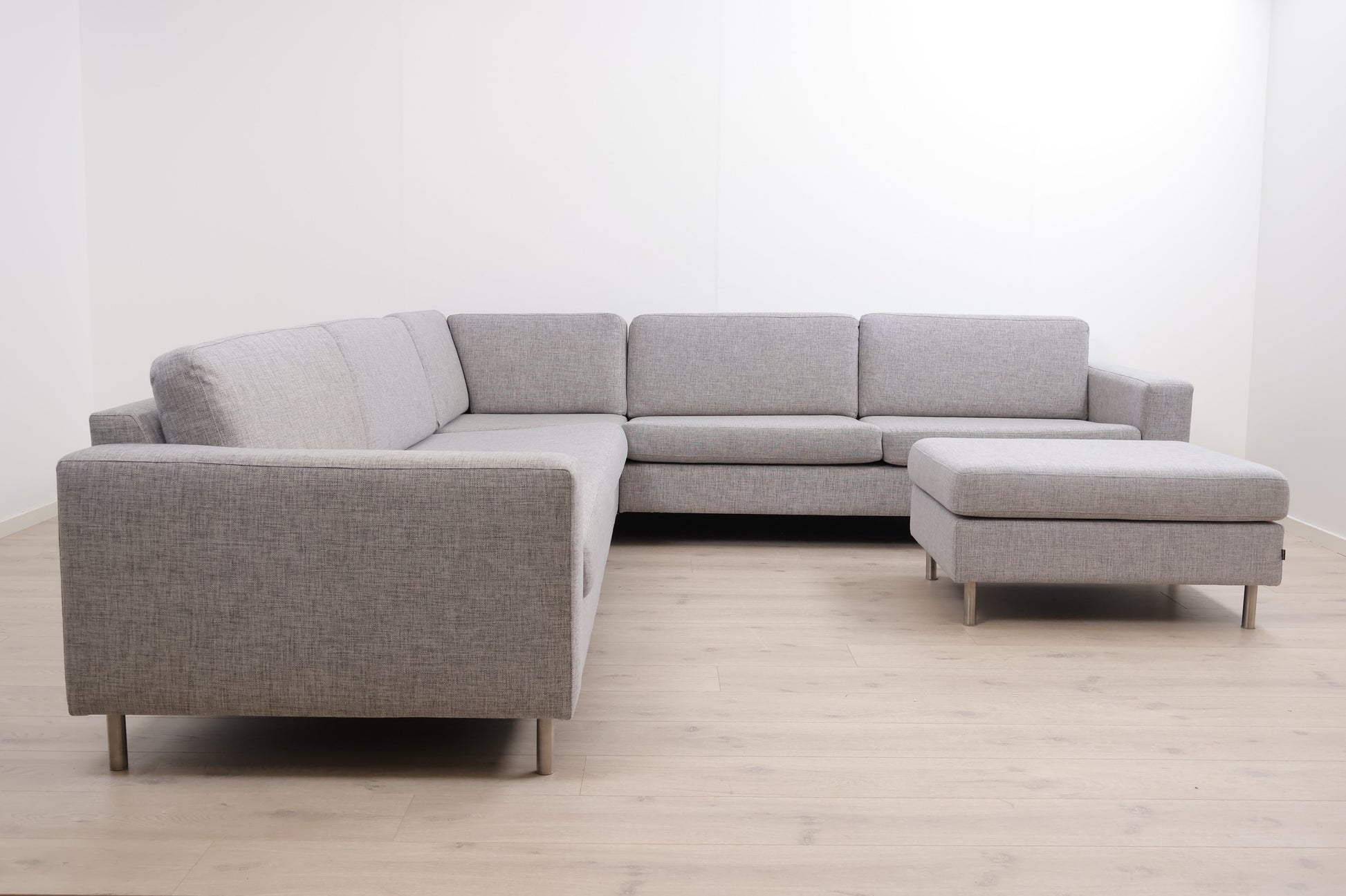 Nyrenset | Grå Bolia Scandinavia hjørnesofa med puff