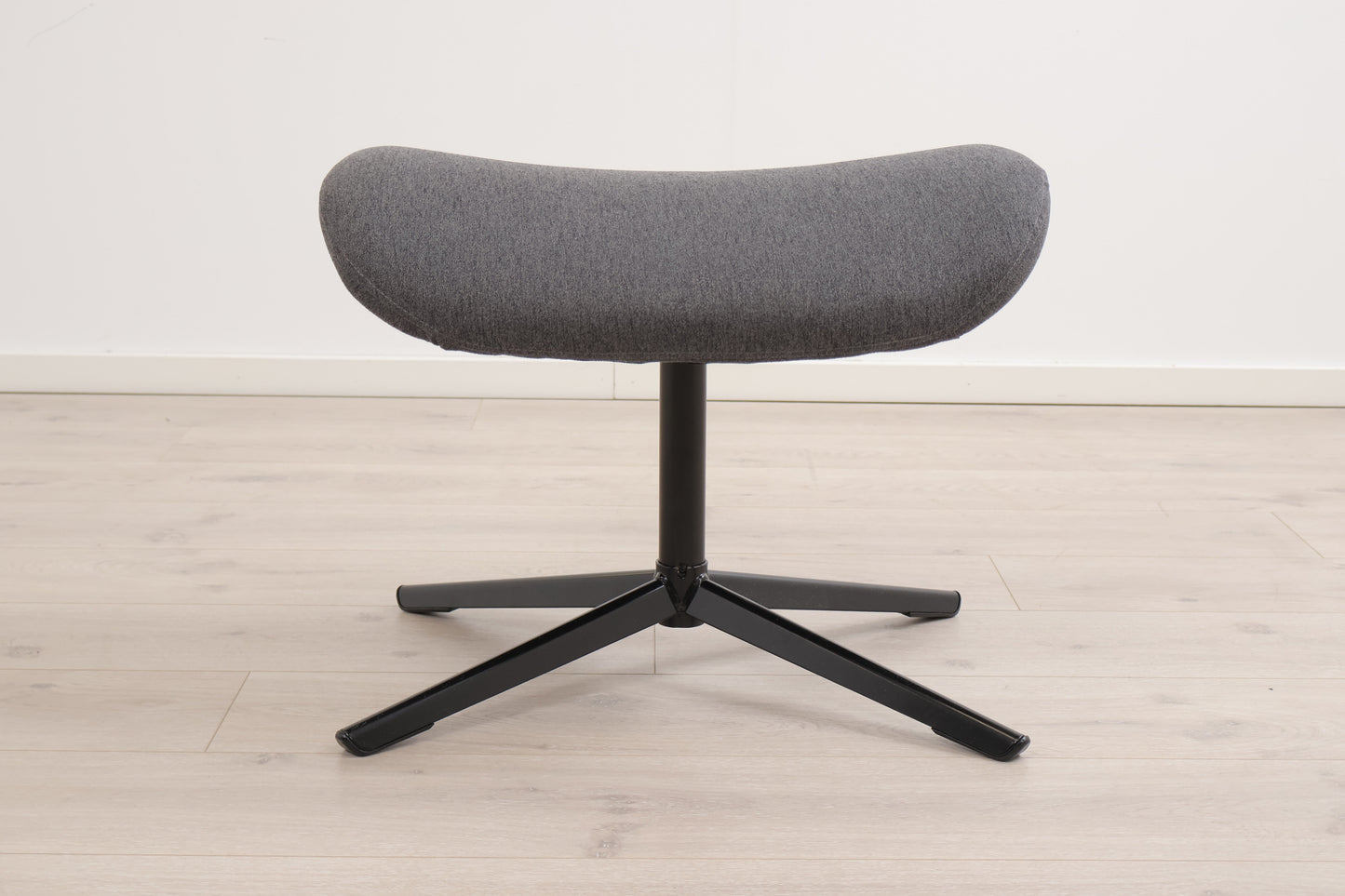 Nyrenset | Grå Nättraby fotskammel fra IKEA med sorte metallbein