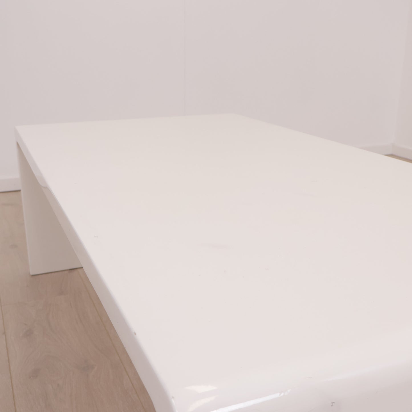 Hvitt sofabord i minimalistisk design