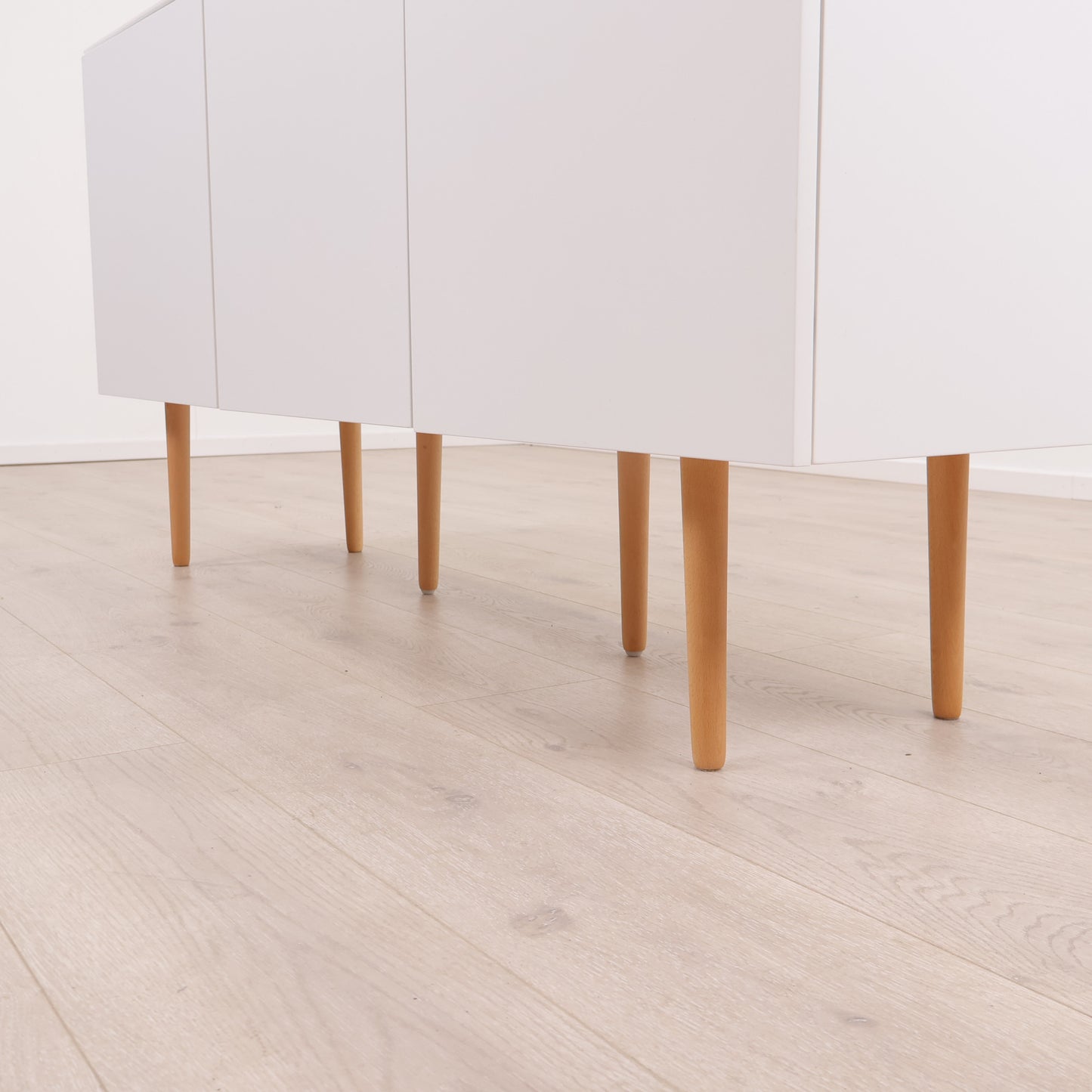 Kun brukt til utstilling | Korsvang skjenk i fargen hvit. 150x75