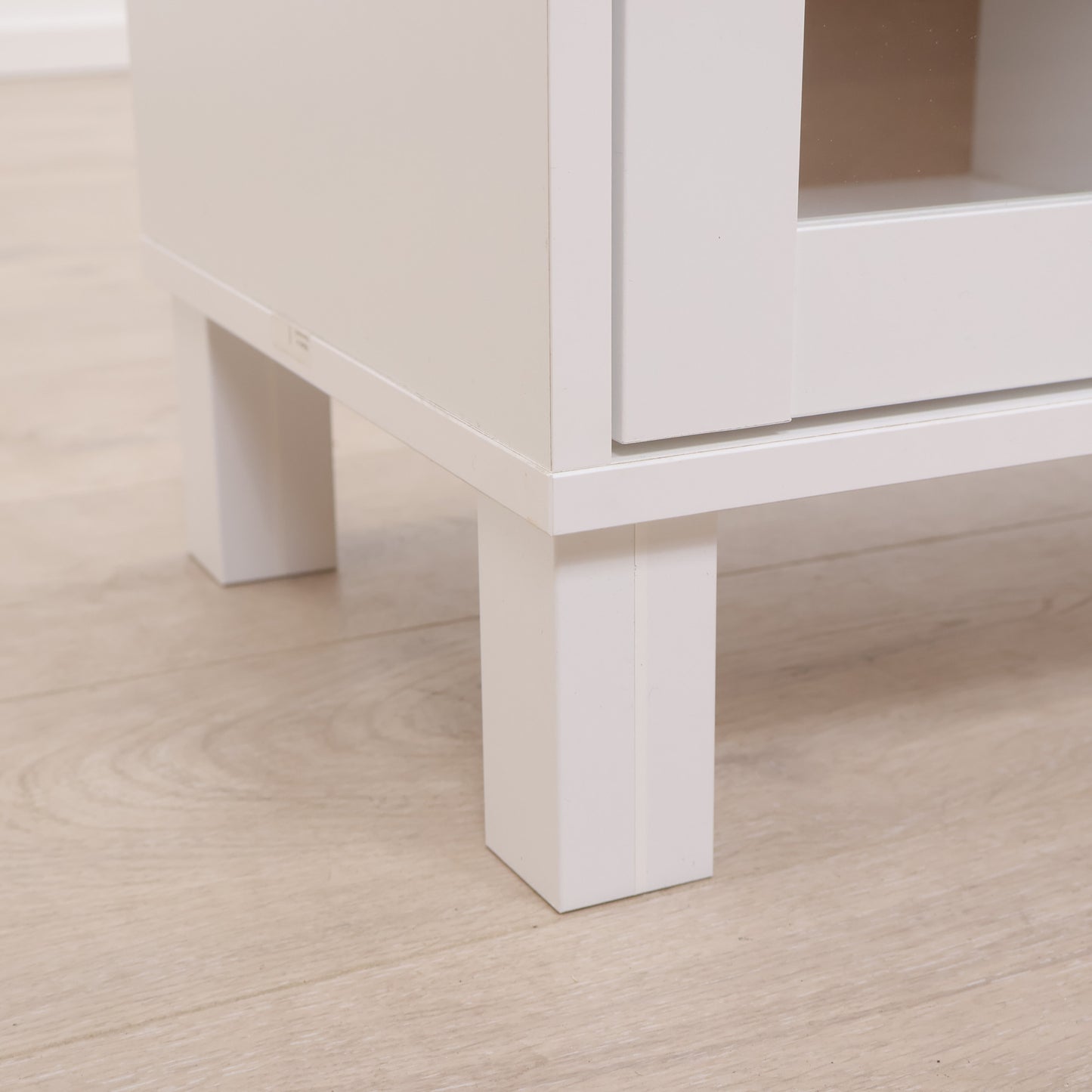 Kun brukt til utstilling | Skal vitrineskap med glassdører