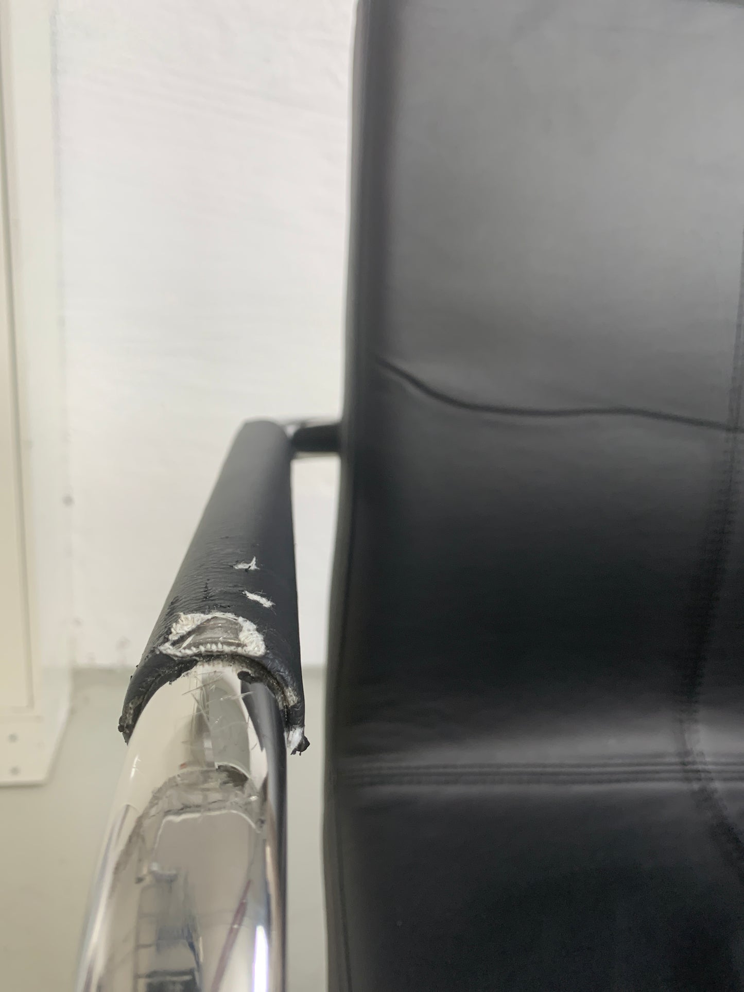 Konferansestol DELTA med hjul Krom stativ, svart kunstskinn