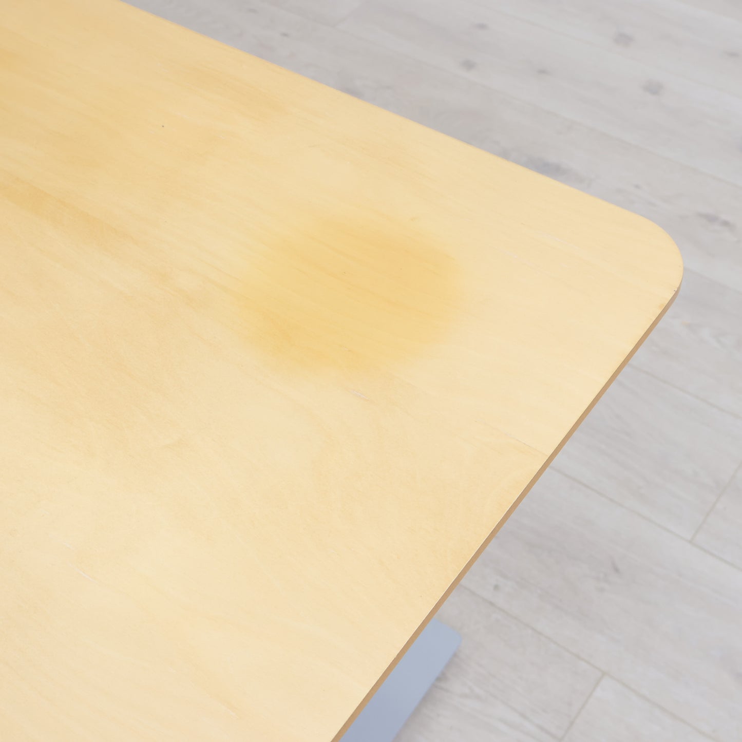 Elektrisk hev/senk skrivebord med magebue. 160 x 80 cm