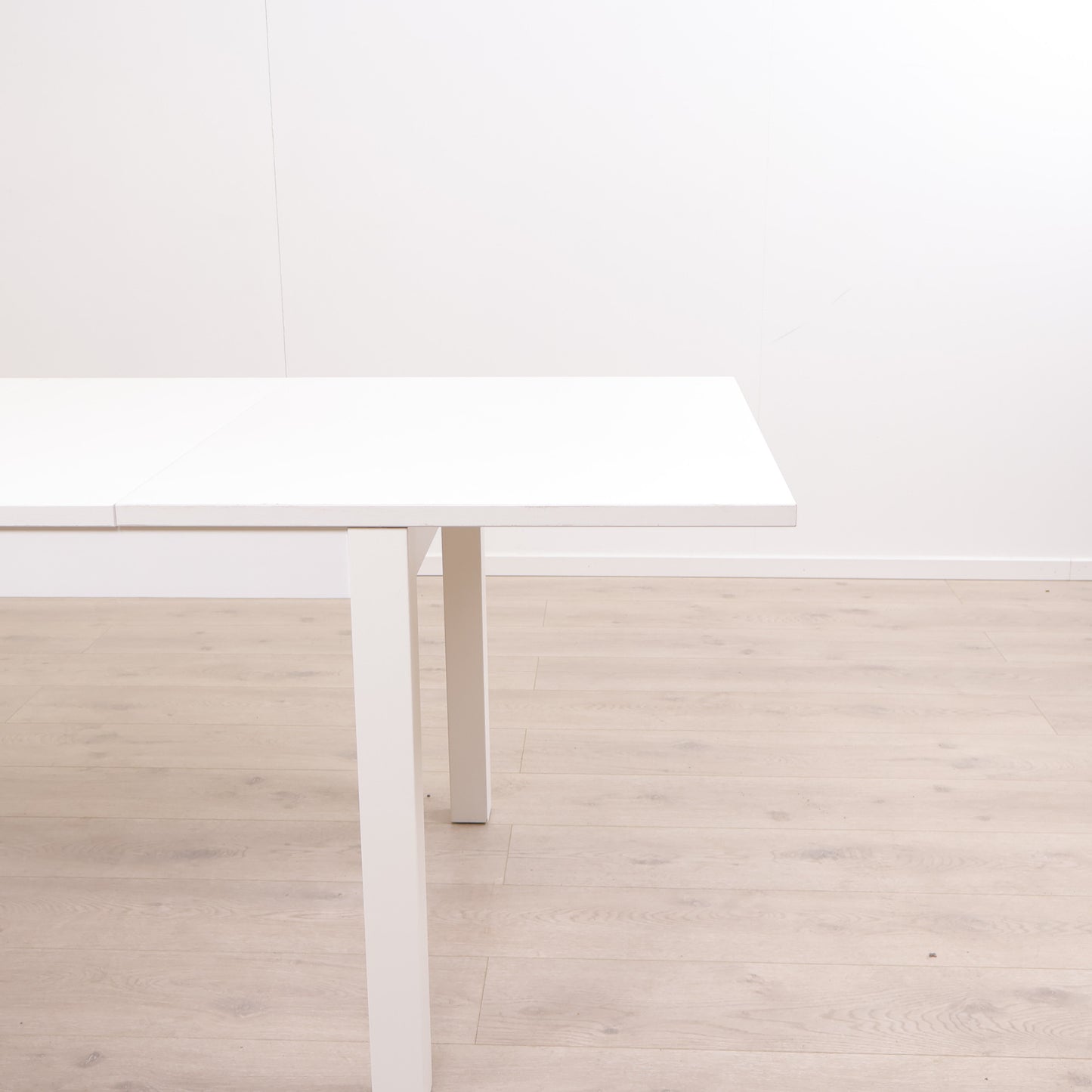 IKEA Bjursta spisebord i fargen hvit med ileggsplate