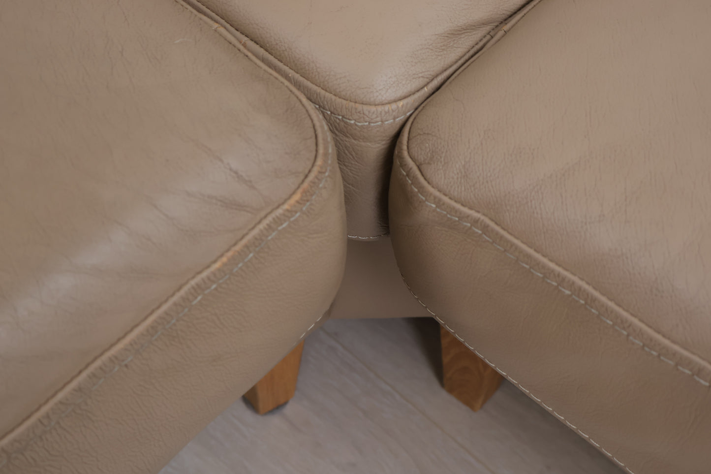 Nyrenset | Lys brun hjørnesofa med åpen ende i imitert skinn