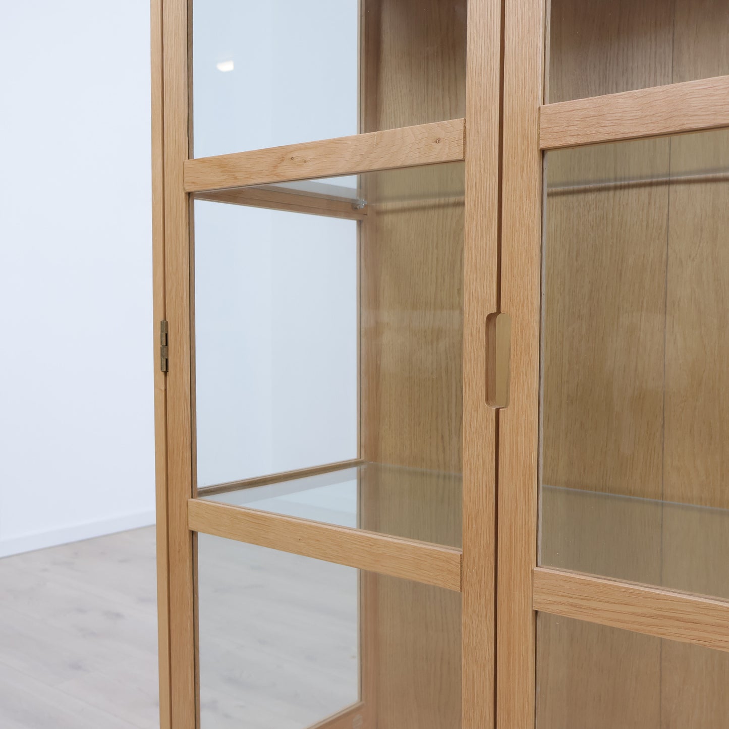 Kun brukt til utstilling | Langeline vitrineskap i eik med glassdører i herdet glass