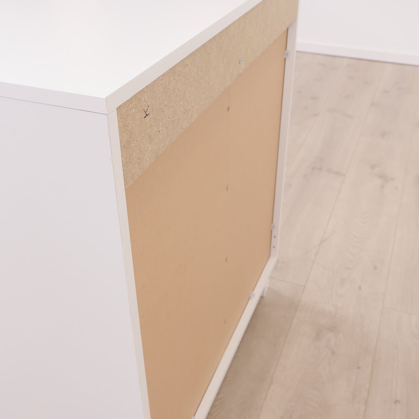 Kun brukt til utstilling | SKALS reol i fargen hvit med fire stk hyller