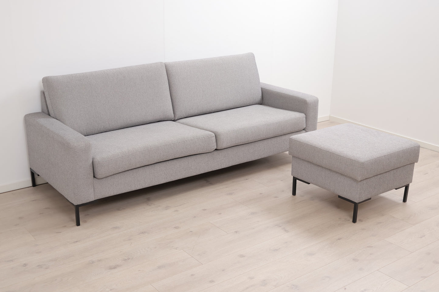 Nyrenset | Grå 3-seter sofa med puff fra Fagmøbler