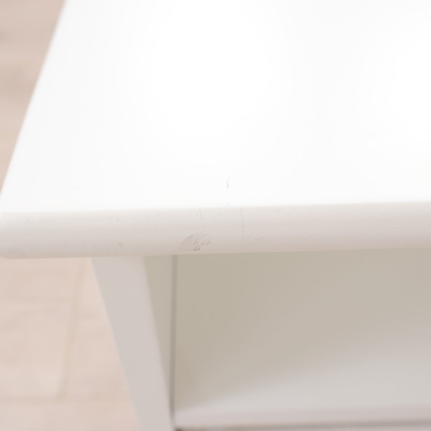 Kun brukt til utstilling | Oure benk med 3 kurver i fargen hvit