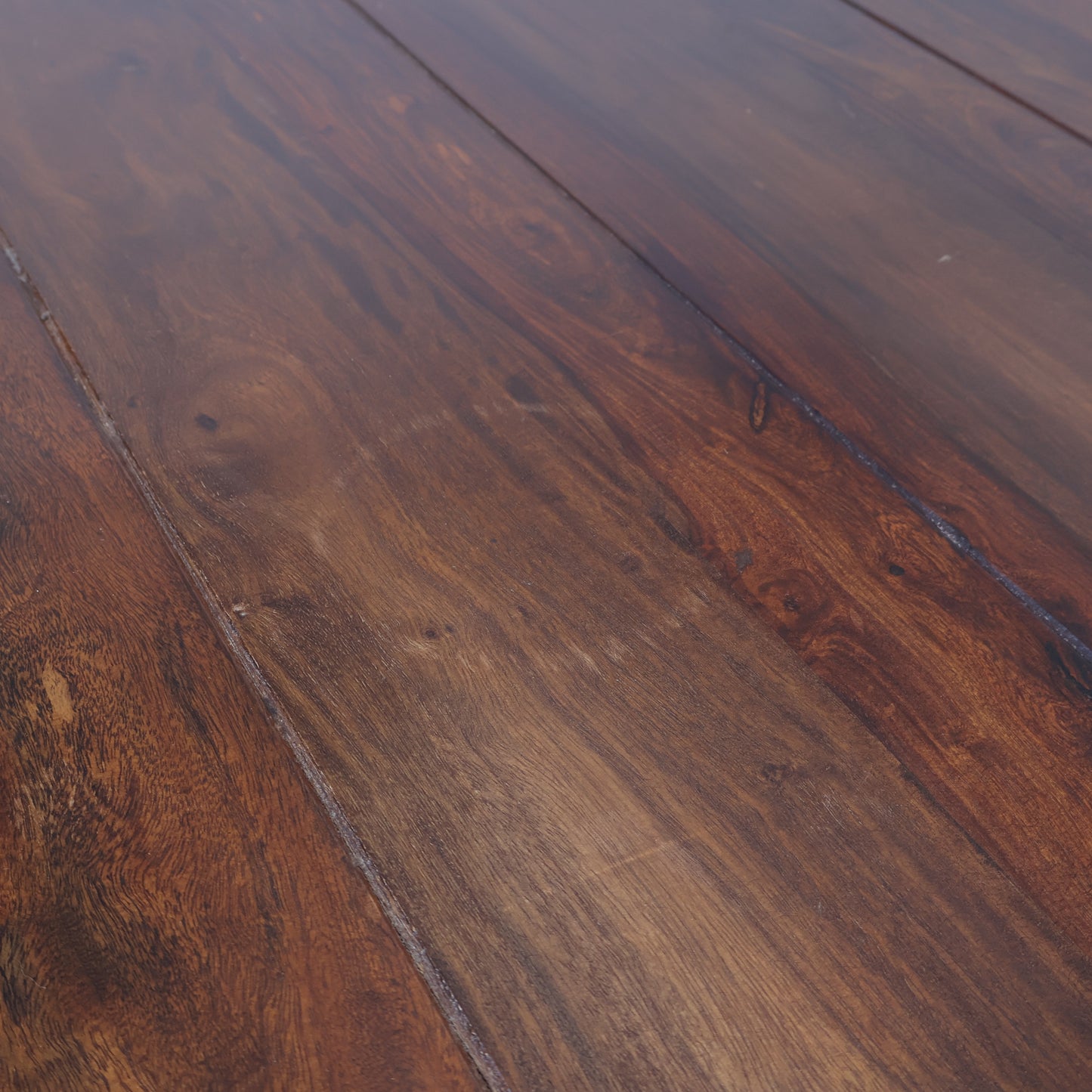 Mørkbrunt salongbord i enkelt design