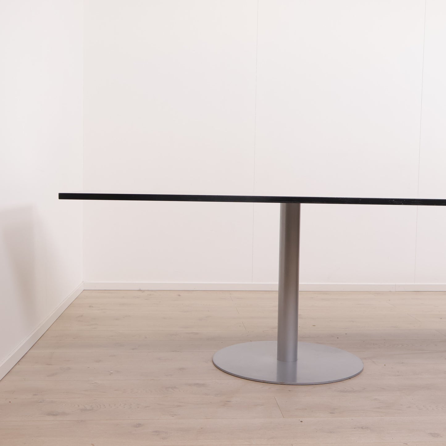 Hvitt møtebord med sort kant, 480 x 120 cm