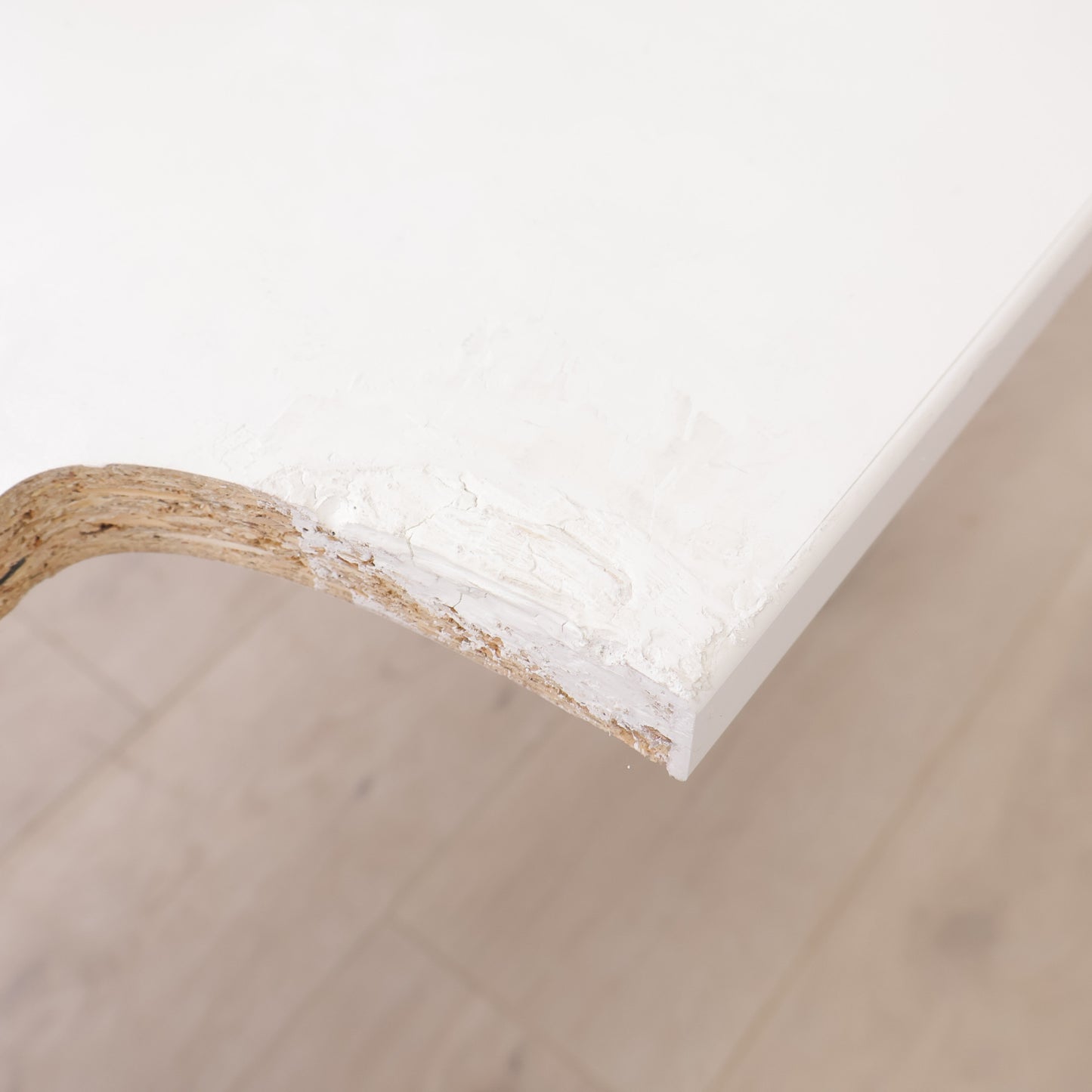 180x90 cm, Helhvit Kinnarps elektrisk hev/senk skrivebord med magebue