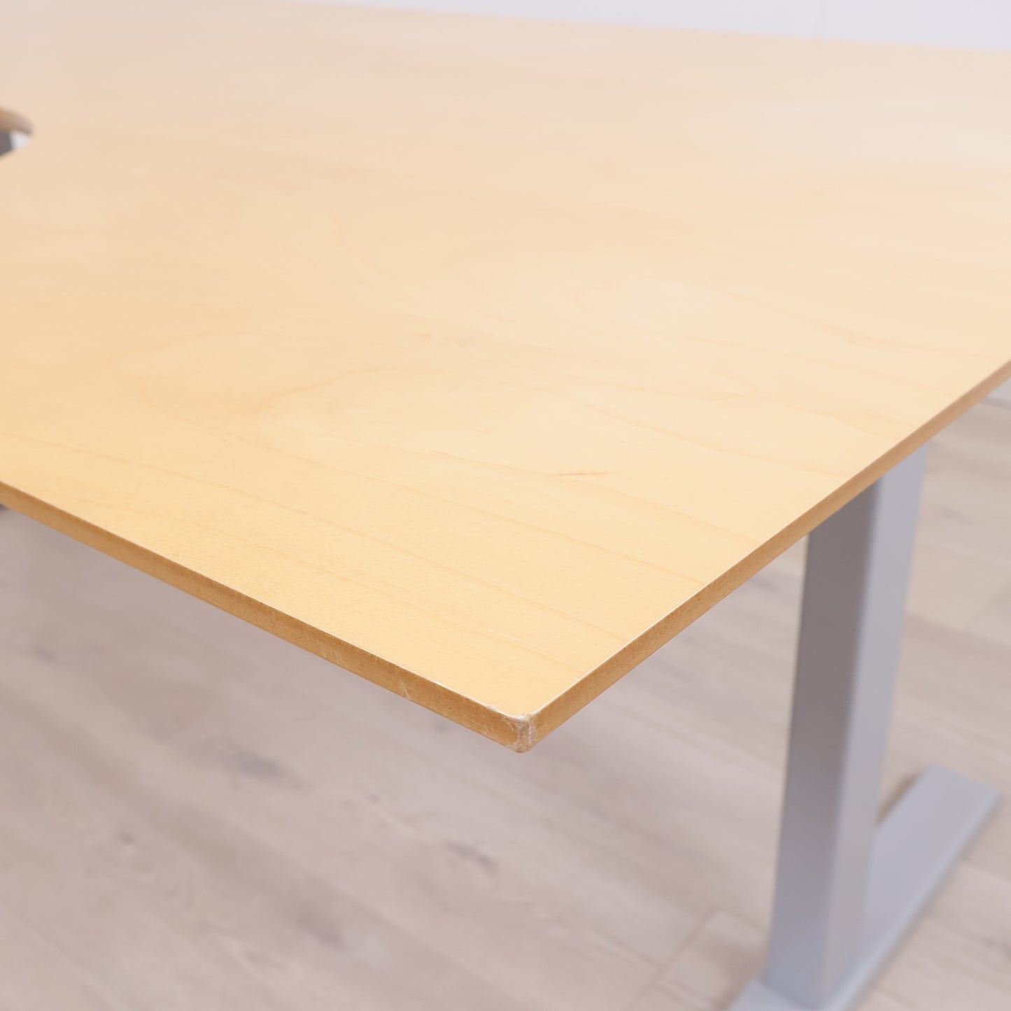 Elektrisk hev/senk skrivebord med høyresving. 180 x 120 cm