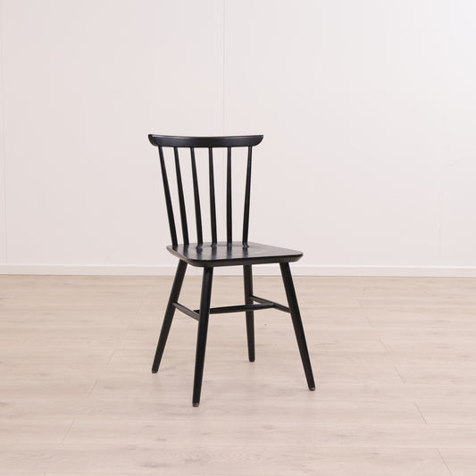 Moderne pinnestol i svart farge