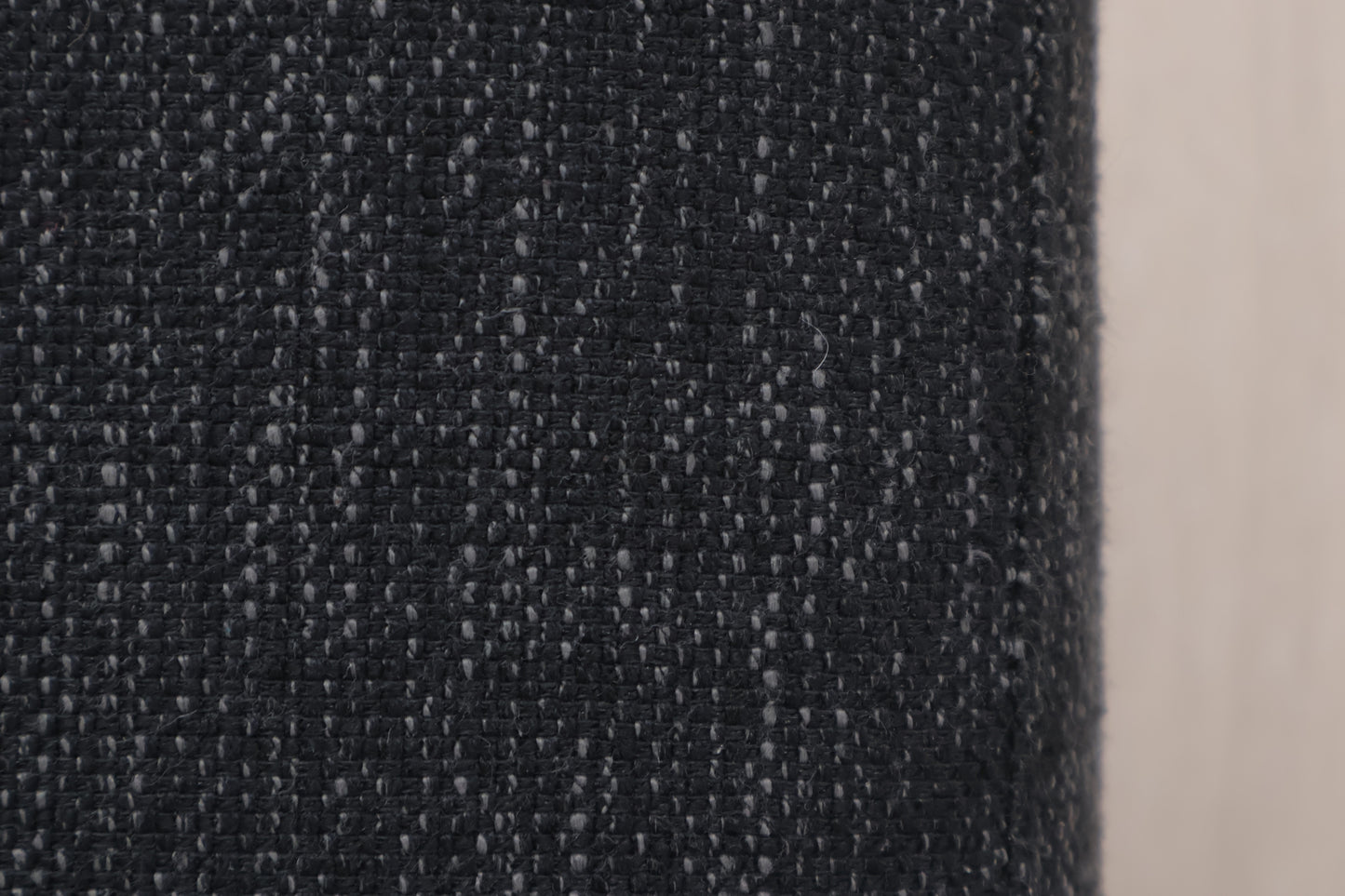 Nyrenset | Mørk puff/pall med bein i krom