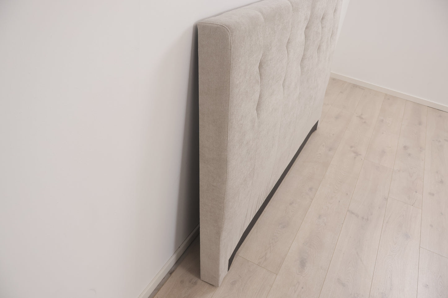 Kun brukt til utstilling | Lys beige sengegavl (180cm) fra SixBondStreet