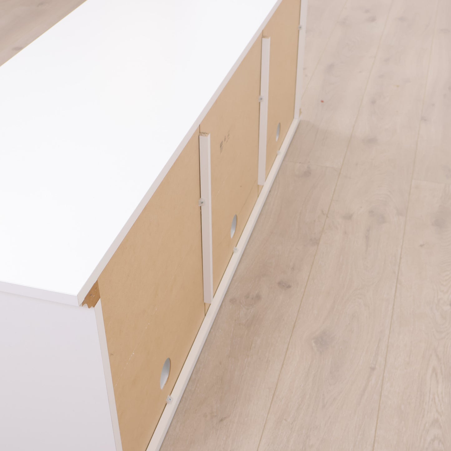 Jysk | Kun brukt til utstilling | Hvit Fredensborg TV-benk med hyller og skyvedører i herdet glass