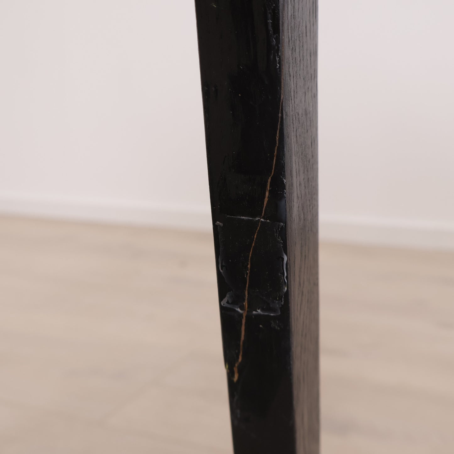 Como spisestol med sorte ben. SixBondStreet