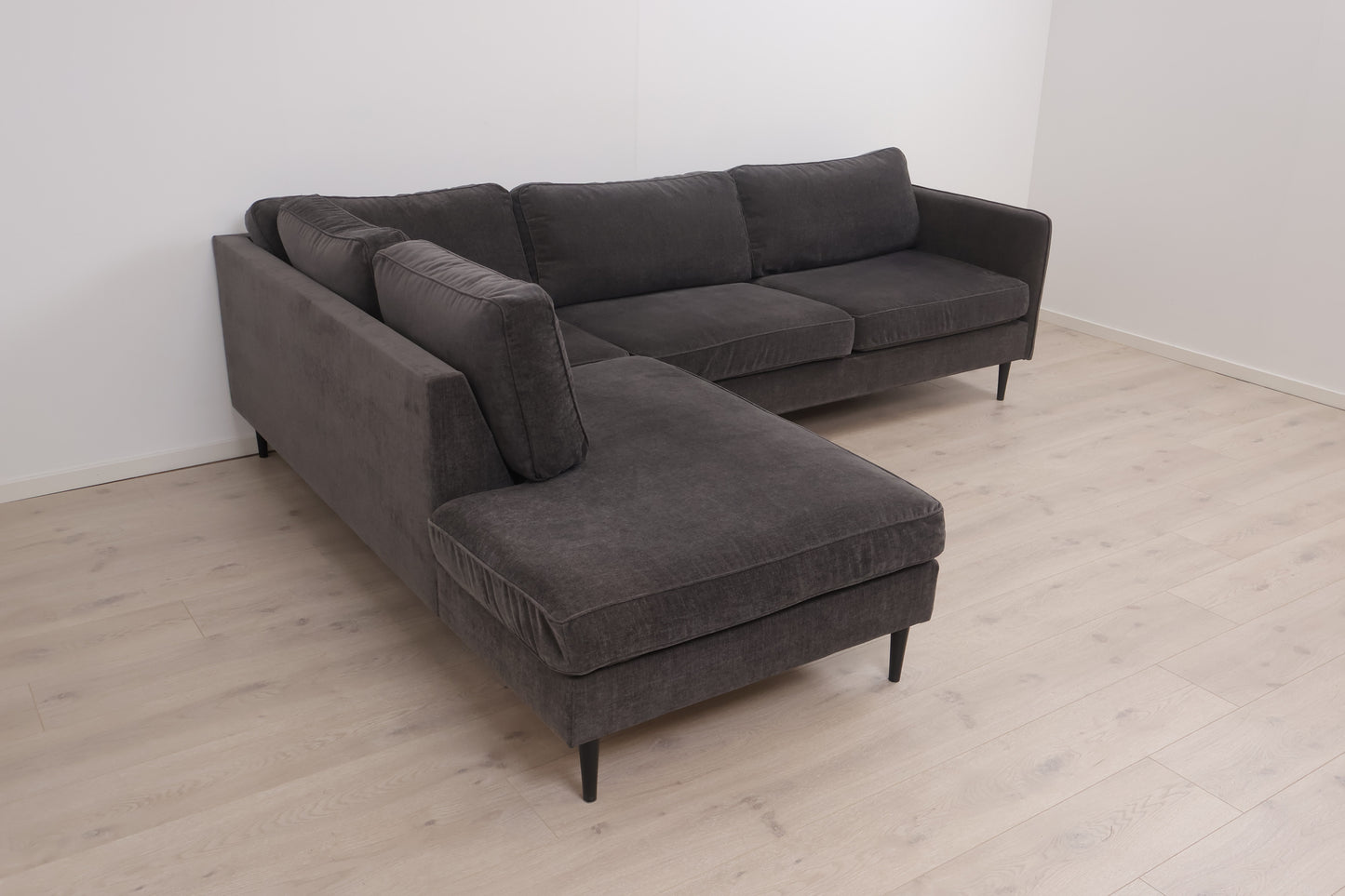 Nyrenset | Mørk grå Siero hjørnesofa i fløyel fra Møbelringen