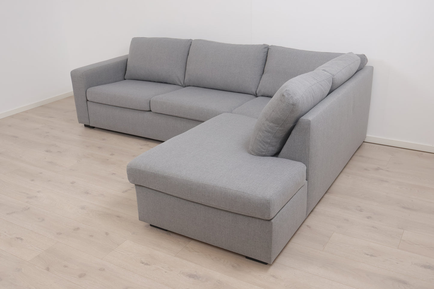Nyrenset | Lys grå hjørnesofa med åpen ende