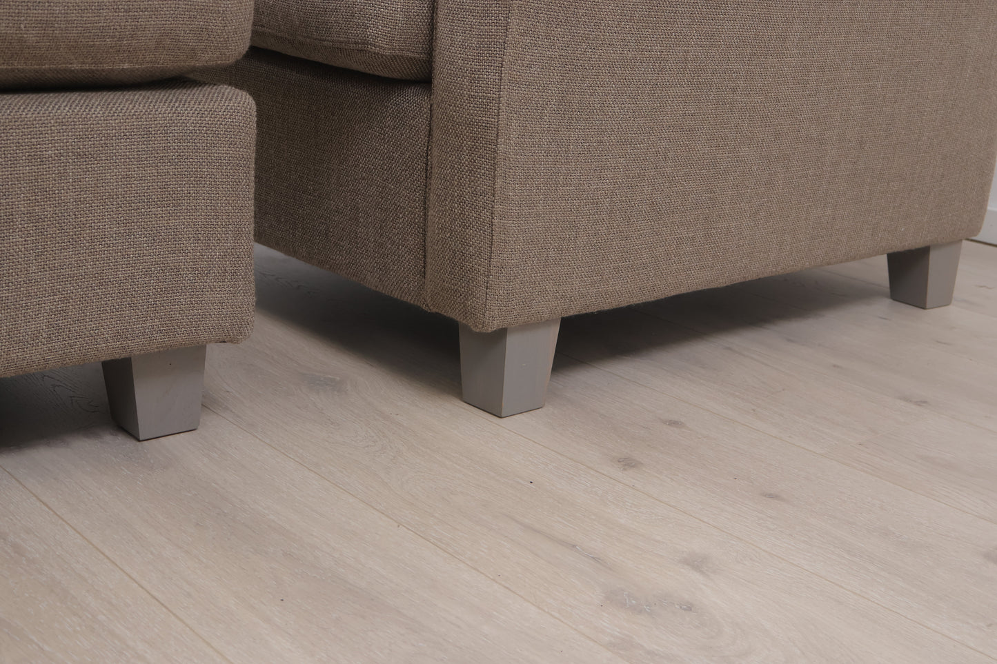 Nyrenset | Lys brun lenestol med puff