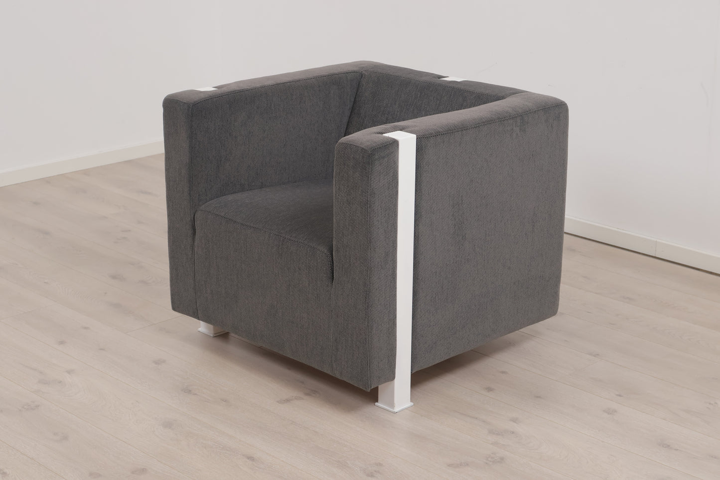 Nyrenset | Komfortabel grå lenestol med hvite bein
