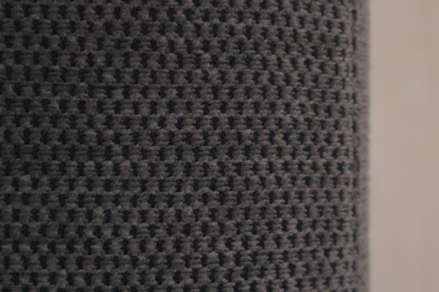 Nyrenset | Komfortabel grå lenestol med hvite bein