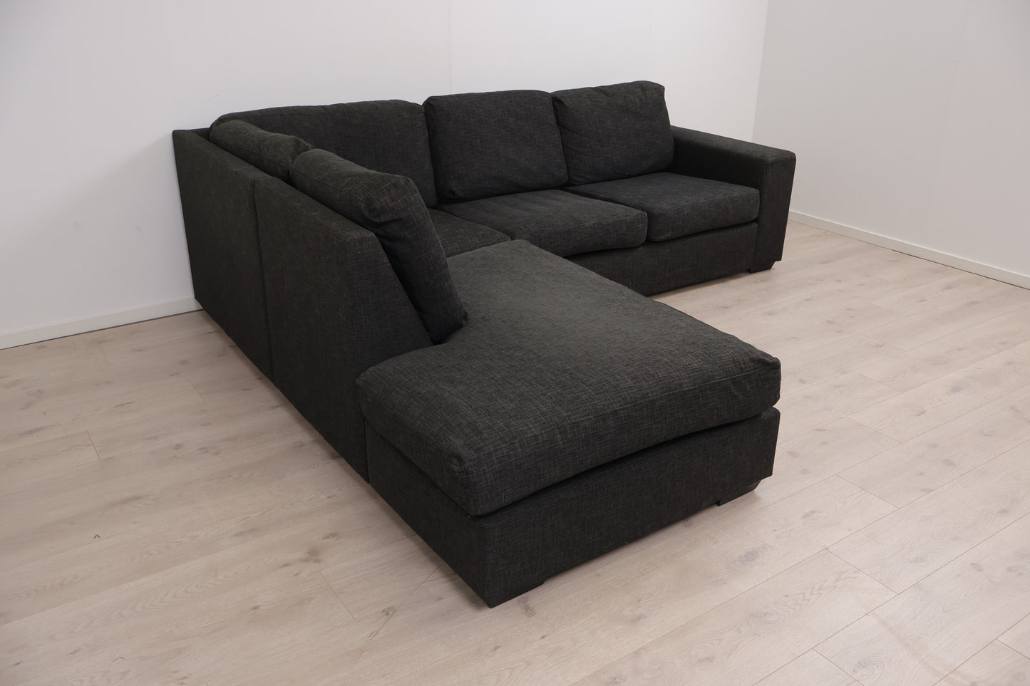 Nyrenset | Mørk grå/sort hjørnesofa med åpen ende