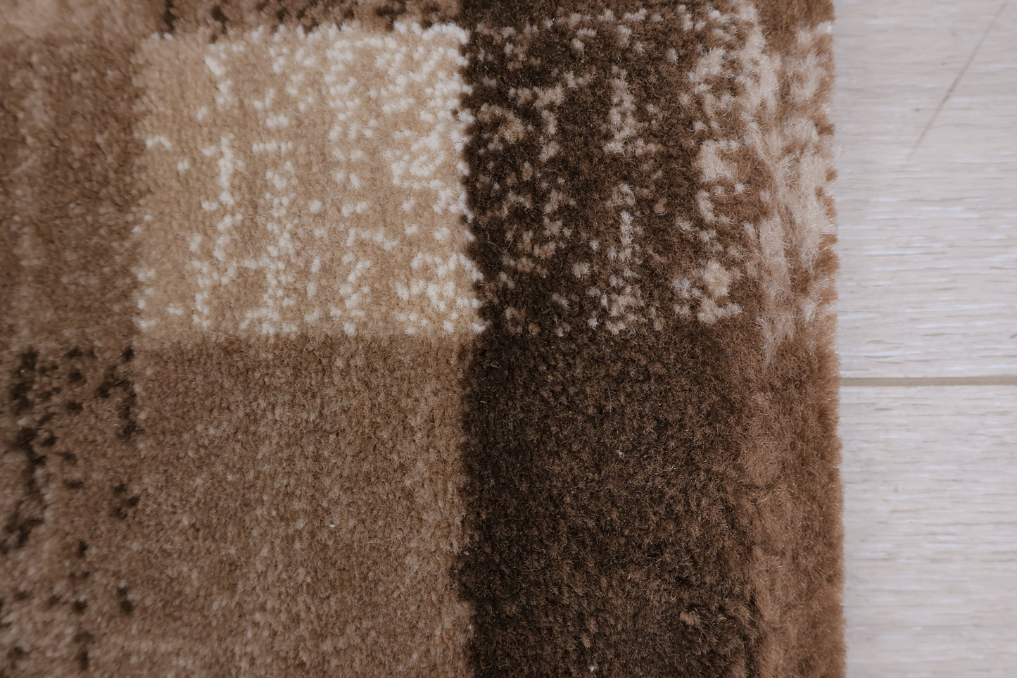 Utmerket tilstand | Beige/brunt rutete gulvteppe med rutemønster