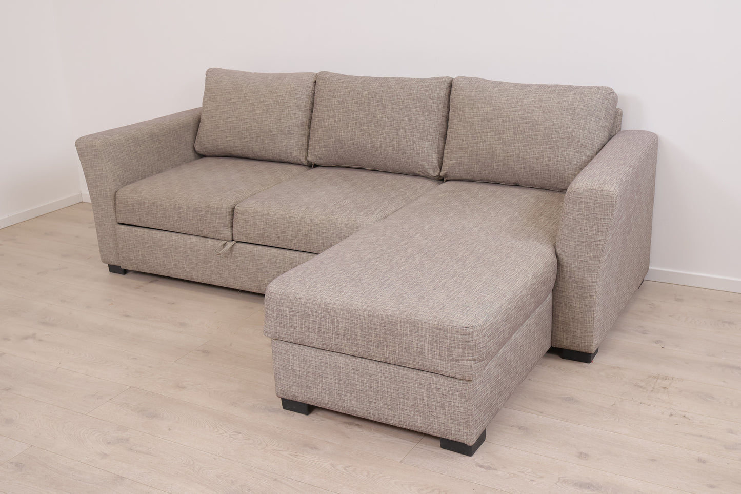 Nyrenset | Beige sovesofa med sjeselong og oppbevaring