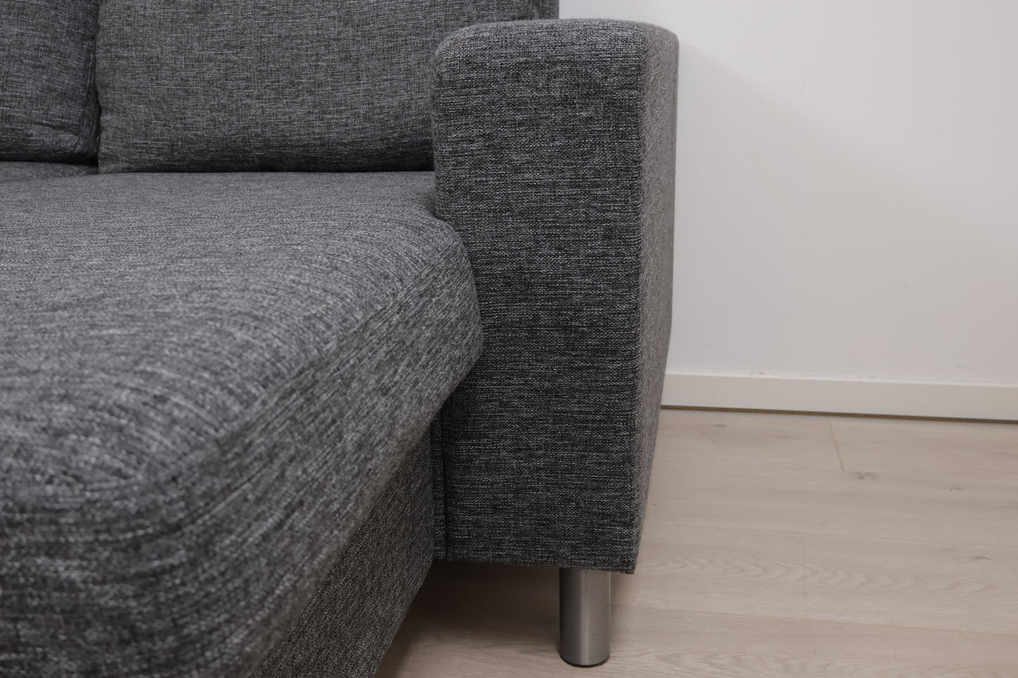 Nyrenset | Mørk grå u-sofa med sjeselong og puff