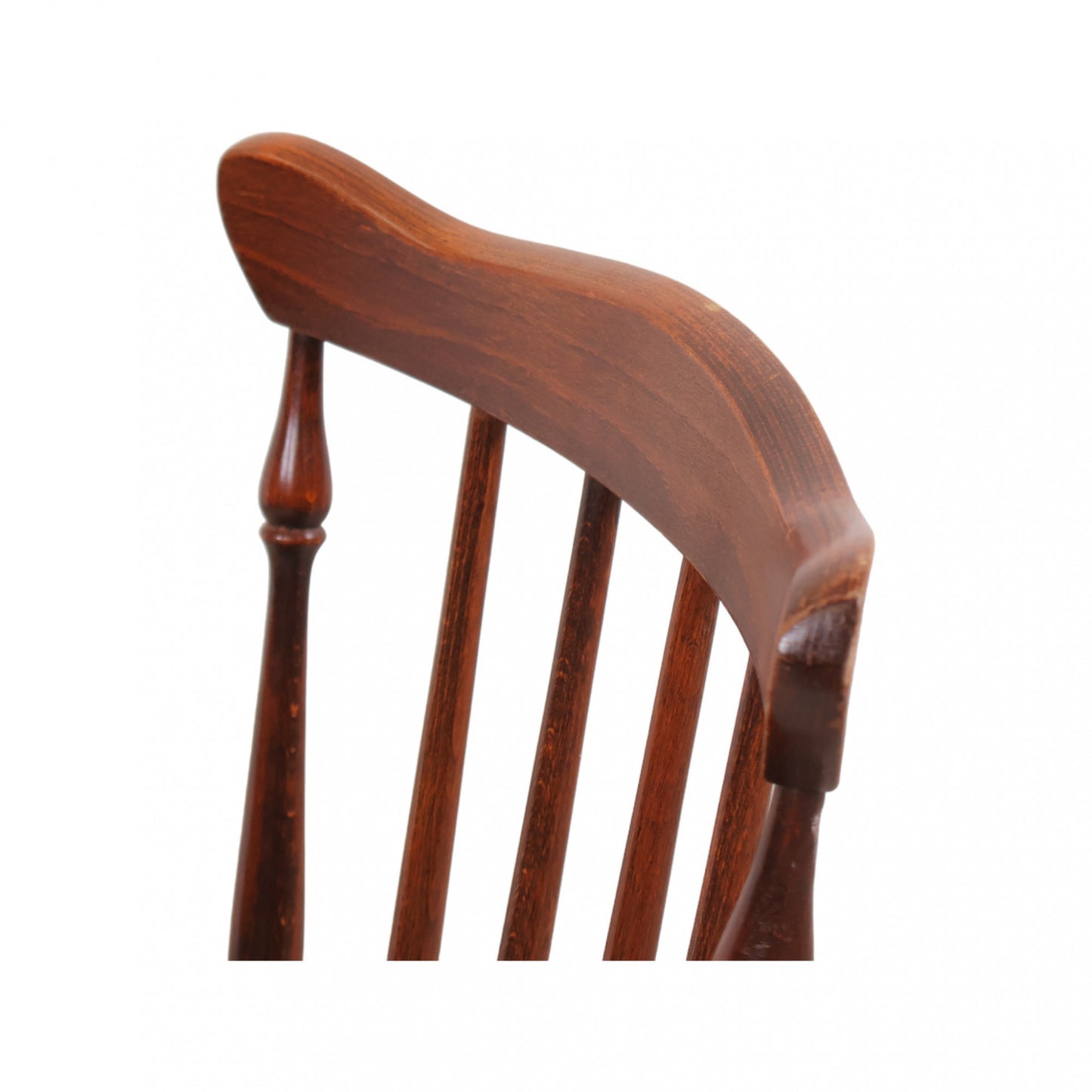 Klassiske spisestoler i brunt treverk