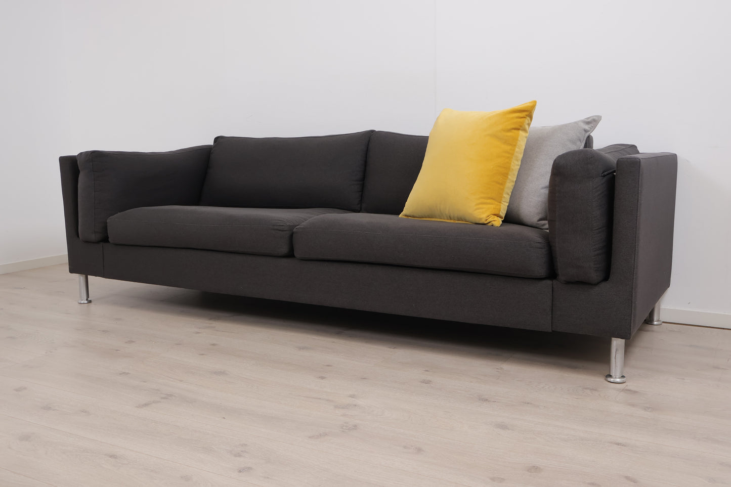 Nyrenset | Mørk grå 3-seter sofa med bein i krom