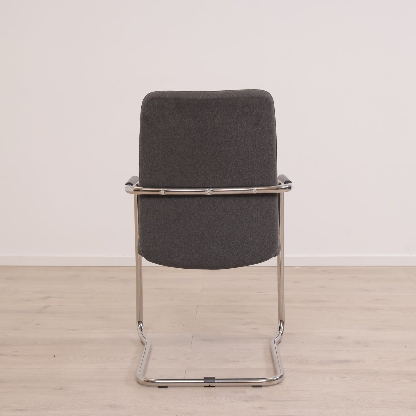 Nyrenset | Stol i grått trekk og krom ramme