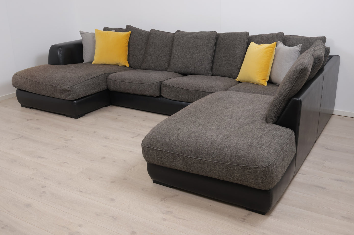 Nyrenset | Romslig grå/brun Boston u-sofa med sjeselong