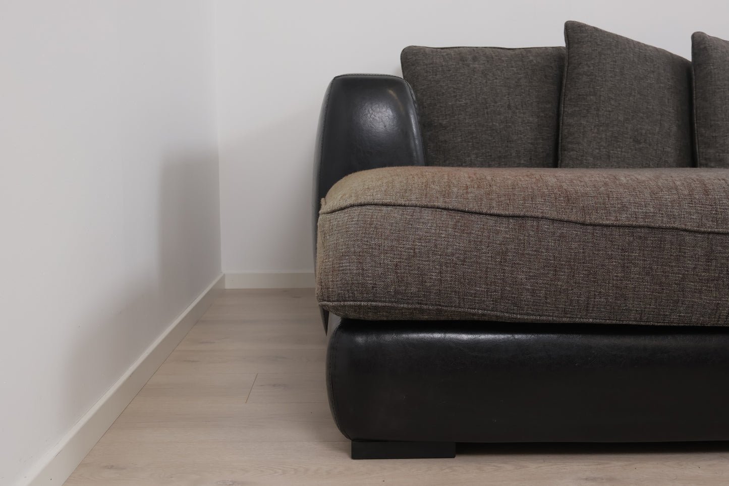 Nyrenset | Romslig grå/brun Boston u-sofa med sjeselong
