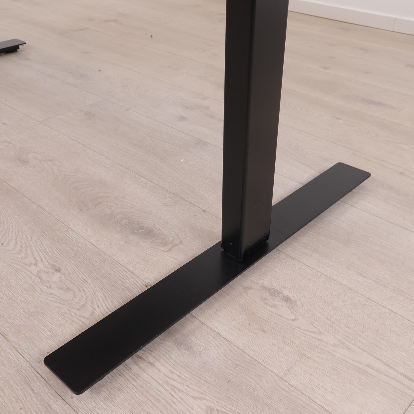 160x80 cm, elektrisk hev/senk skrivebord. Grå/sort