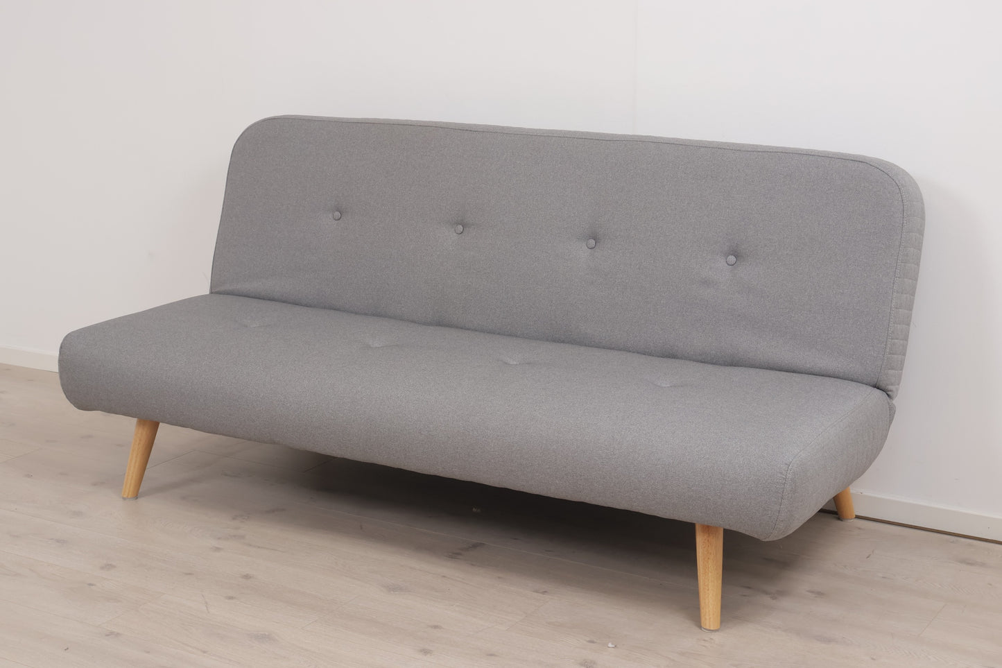 Nyrenset | Grå 3-seter sovesofa med eikebein