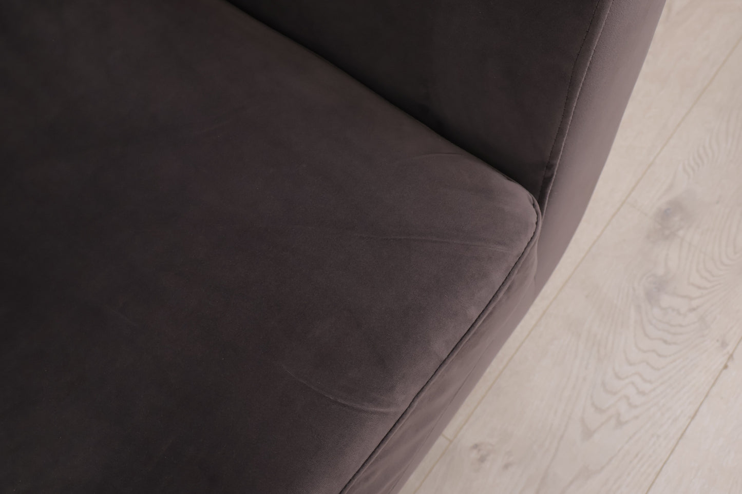 Nyrenset | Mørk grå 3-seter sofa i velur