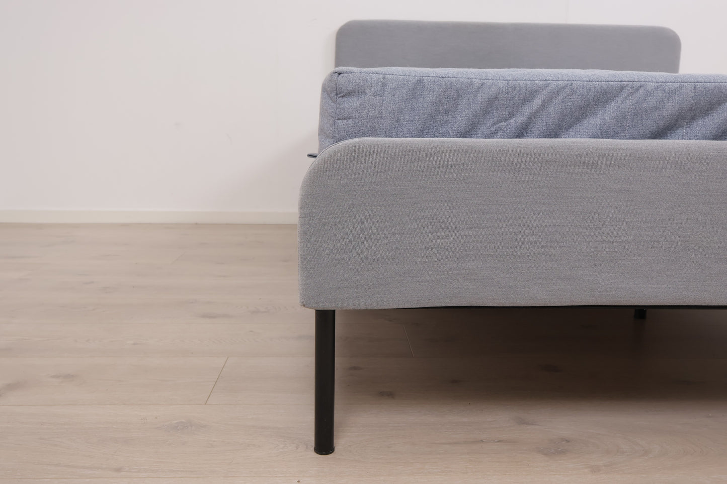 Nyrenset | Lys grå IKEA rammeseng 140cm x 200cm med gavl
