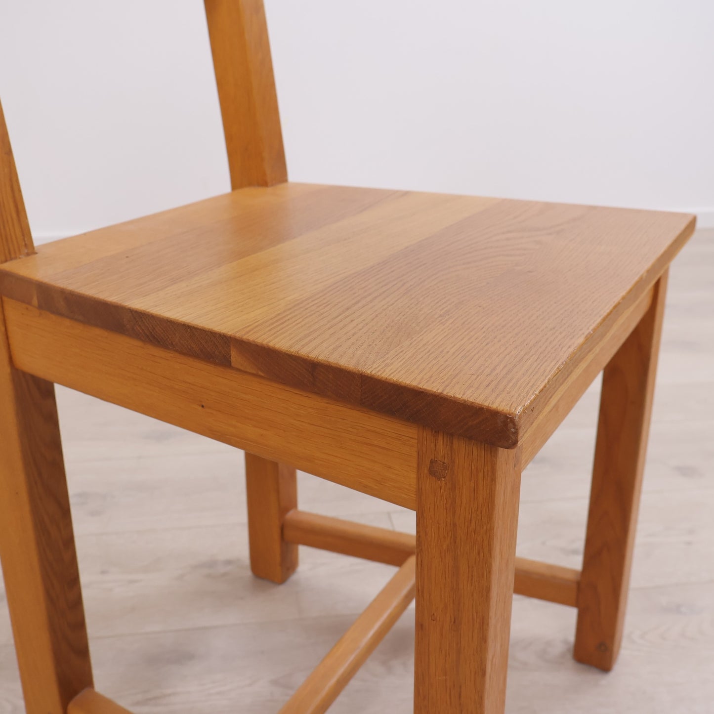 Nyrenset | Enkel spisestol i lyst treverk