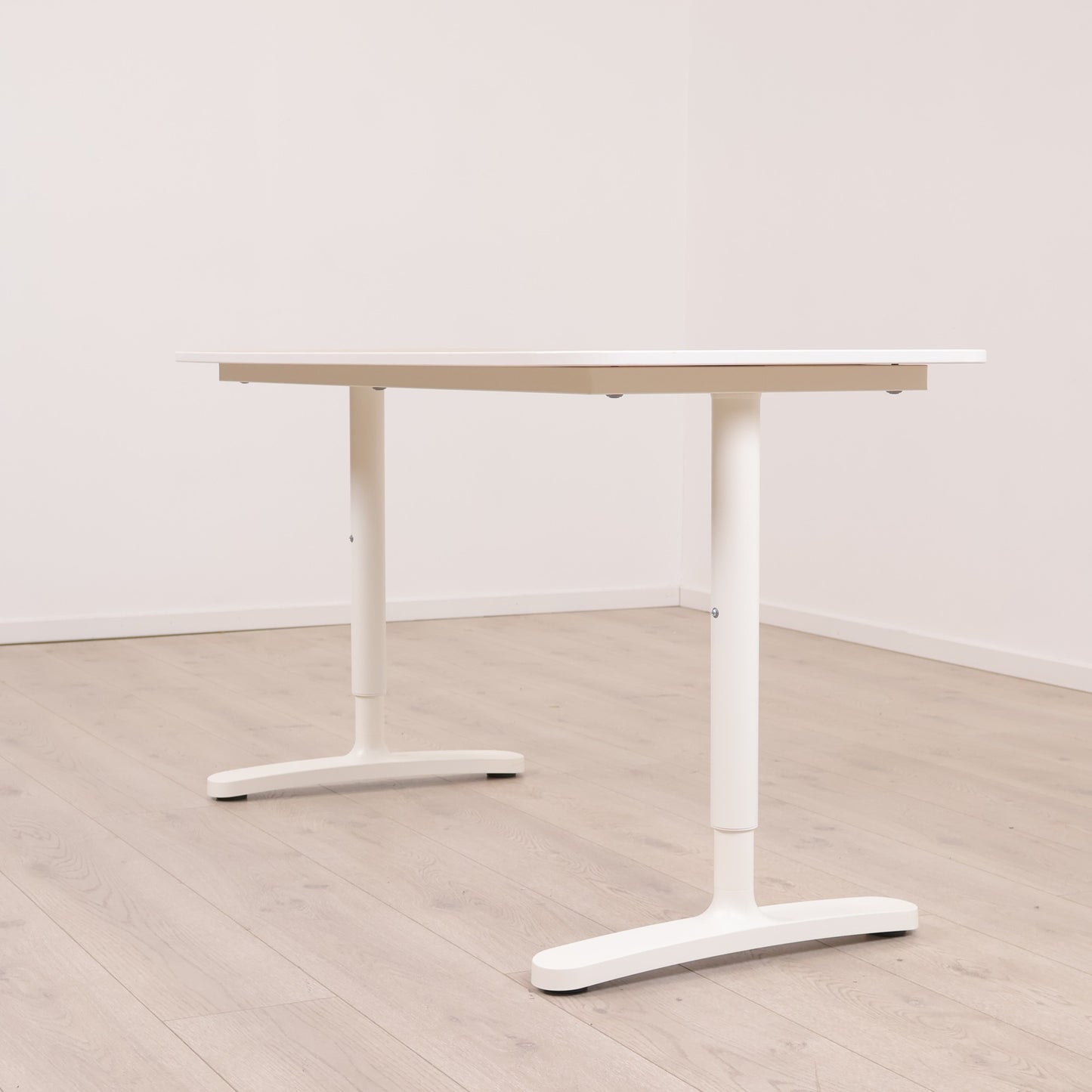 140x60 cm, IKEA Bekant manuelt hev/senk skrivebord