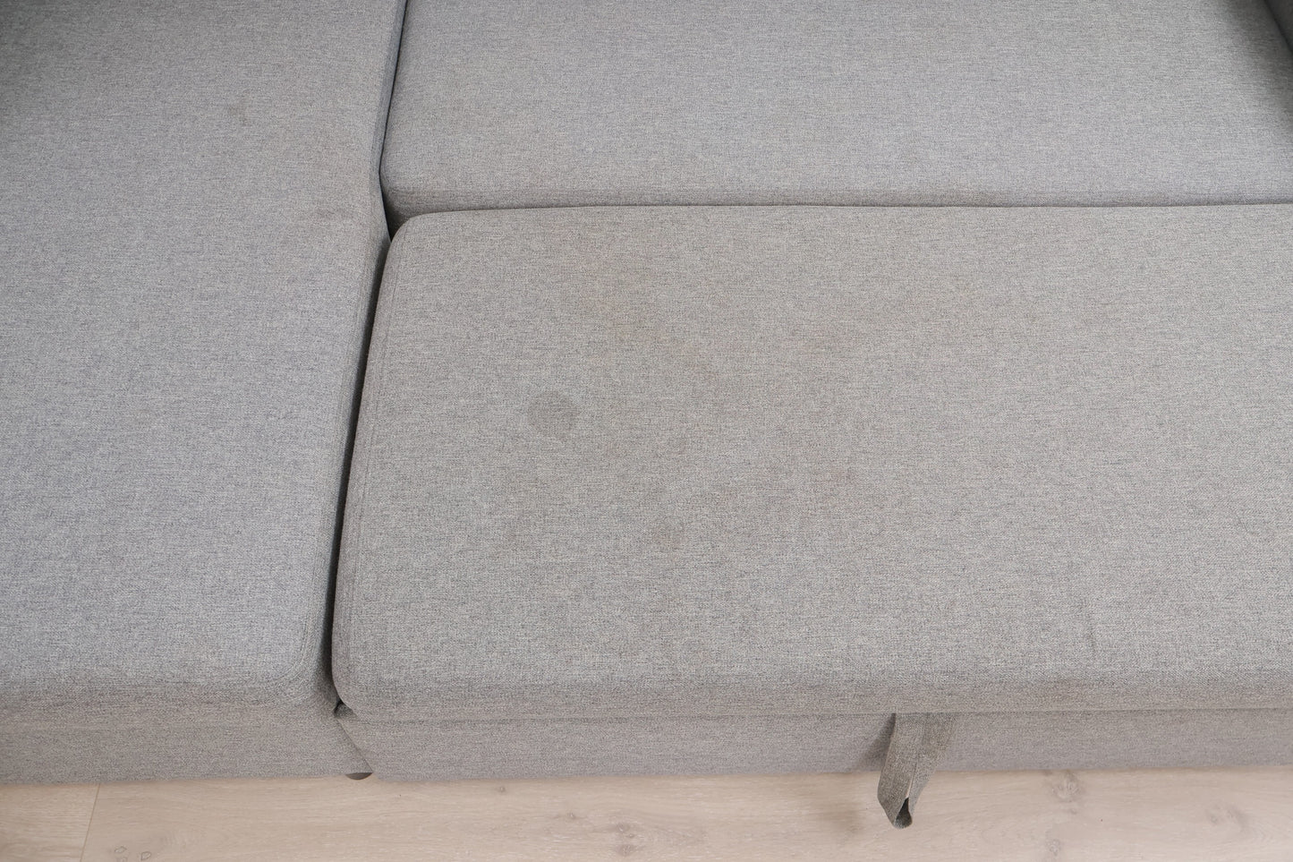 Nyrenset | Lys grå sovesofa med sjeselong og oppbevaring