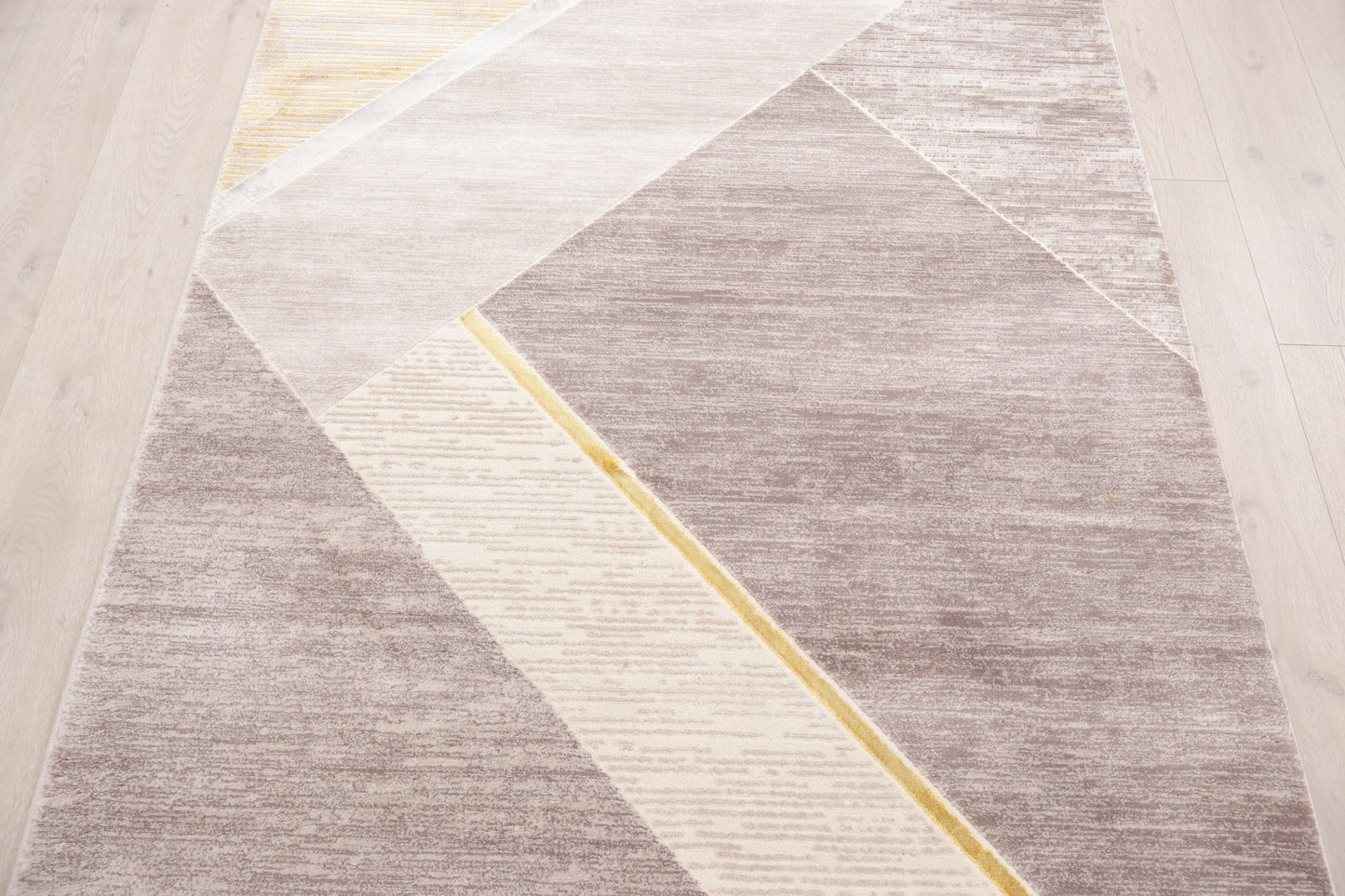 Nyrenset | Beige gulvteppe med detaljer i gull