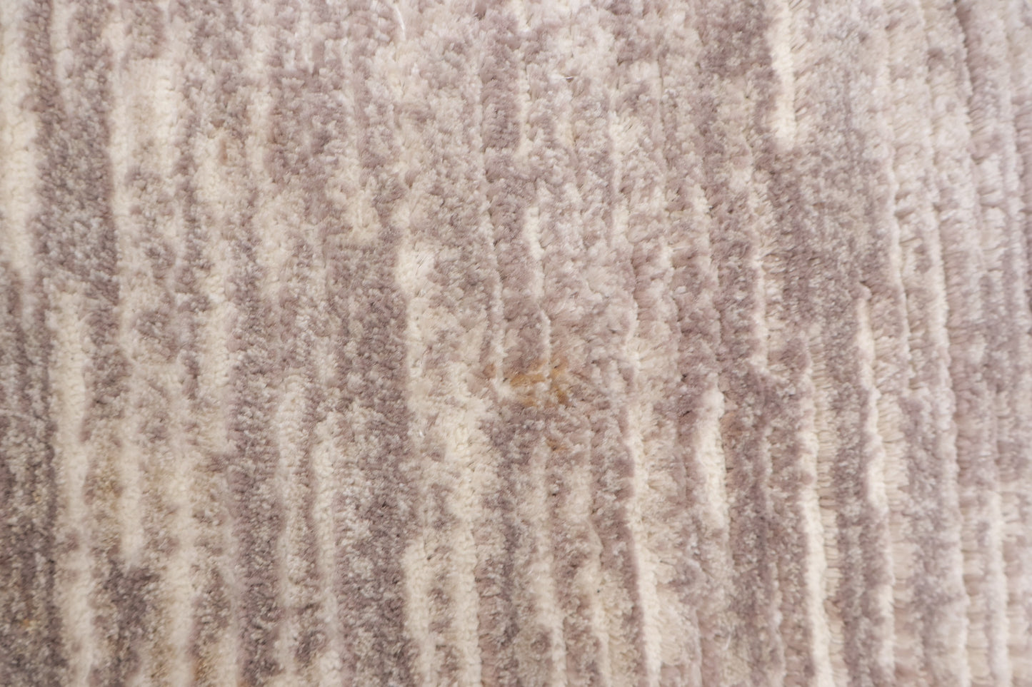 Stort beige gulvteppe med detaljer i gull