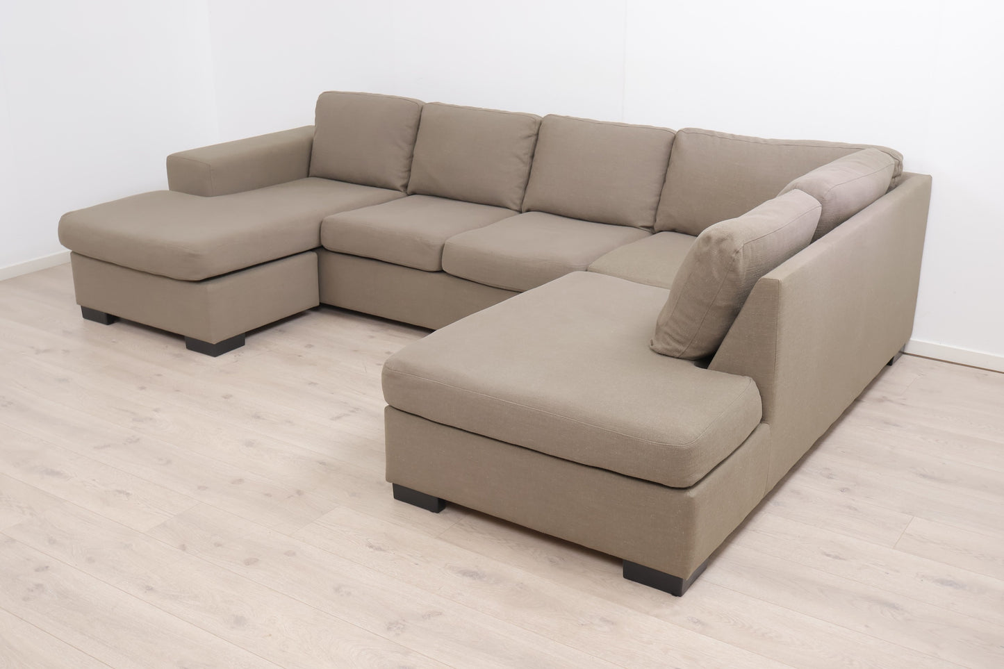 Nyrenset | Olivengrønn u-sofa med sjeselong