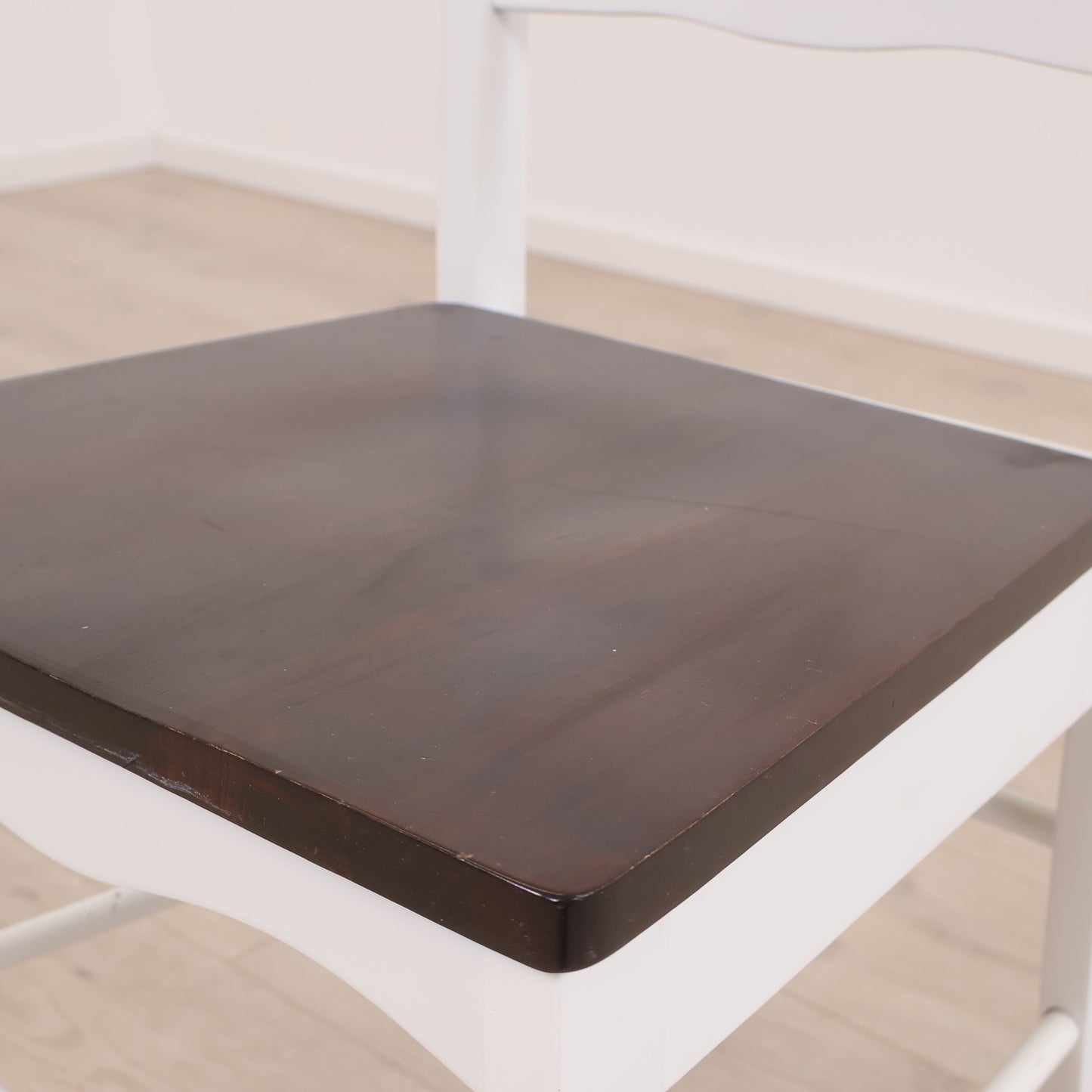 Hvit spisestol med brunt sete