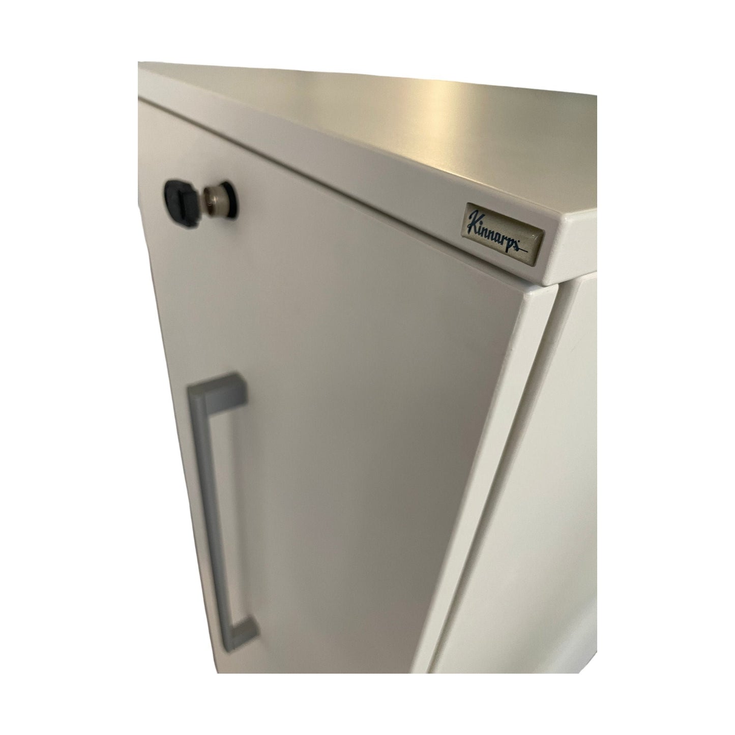 Hvit towerskap fra Kinnarps, dobbel åpning, 125x80x40 cm